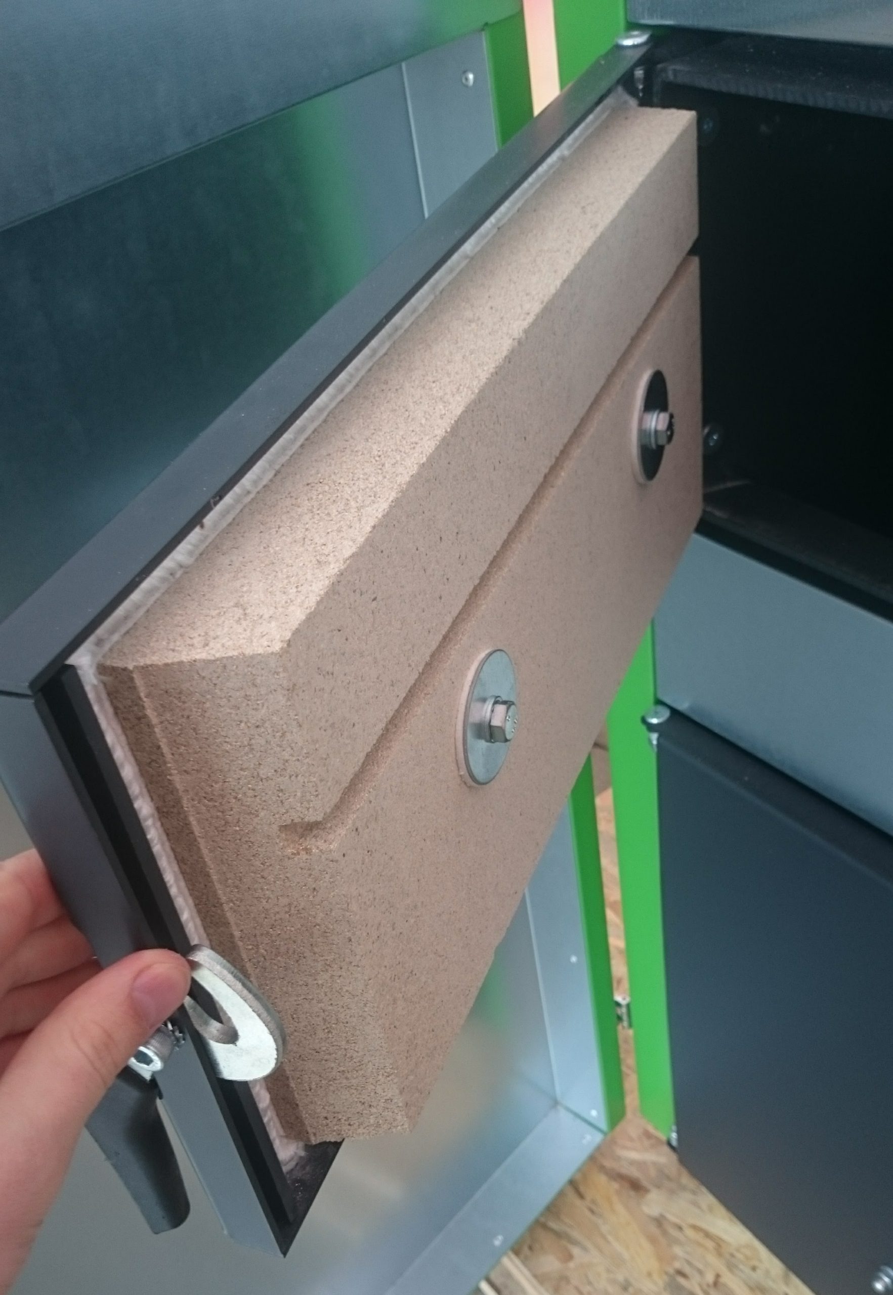 Izolacja drzwiczek w kotłach centralnego ogrzewania